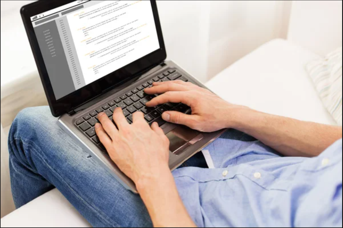 Giovane professionista che lavora comodamente da casa in Italia